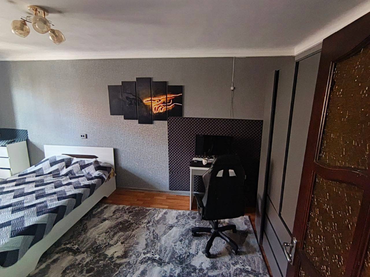 Продам 1комнатную квартиру 2этаж 5этажного дома.Общая площадь 34м2. В квартире зделан ремонт состояние заходи и живи квартира с АО двухконтурный котел. Удобное место расположение транспортная развязка , институт им Матусовского. Документы РФ. По всем вопросам: +79595025253...