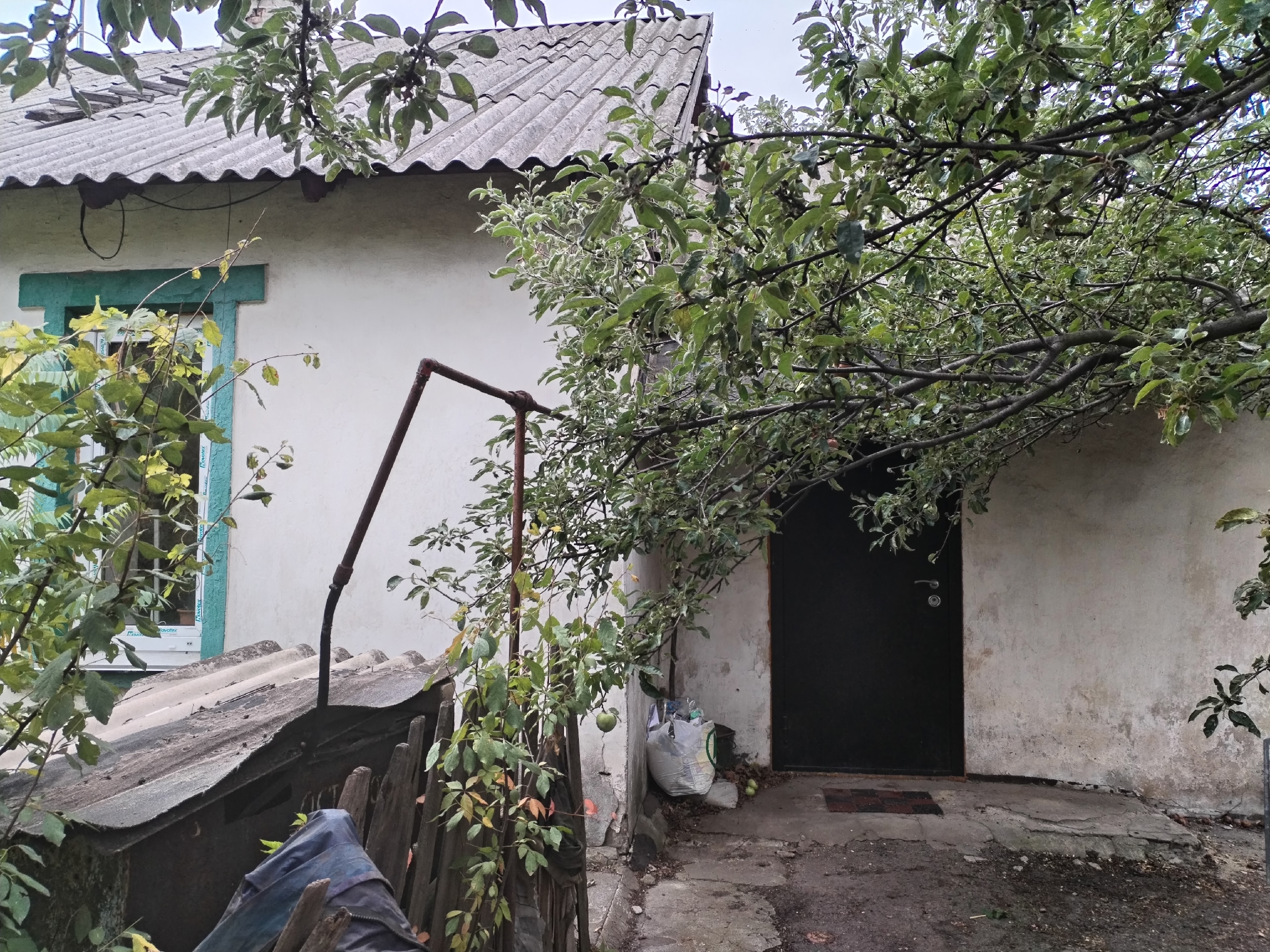 Продам. Квартира на земле, ул. Котовского. Вода - городской водопровод, колонка во дворе, газовая плита подключена под газовый баллон для приготовления, печное отопление. Документы в порядке. Долгов нет. Цена 550, можно под материнский капитал! +79591485023...