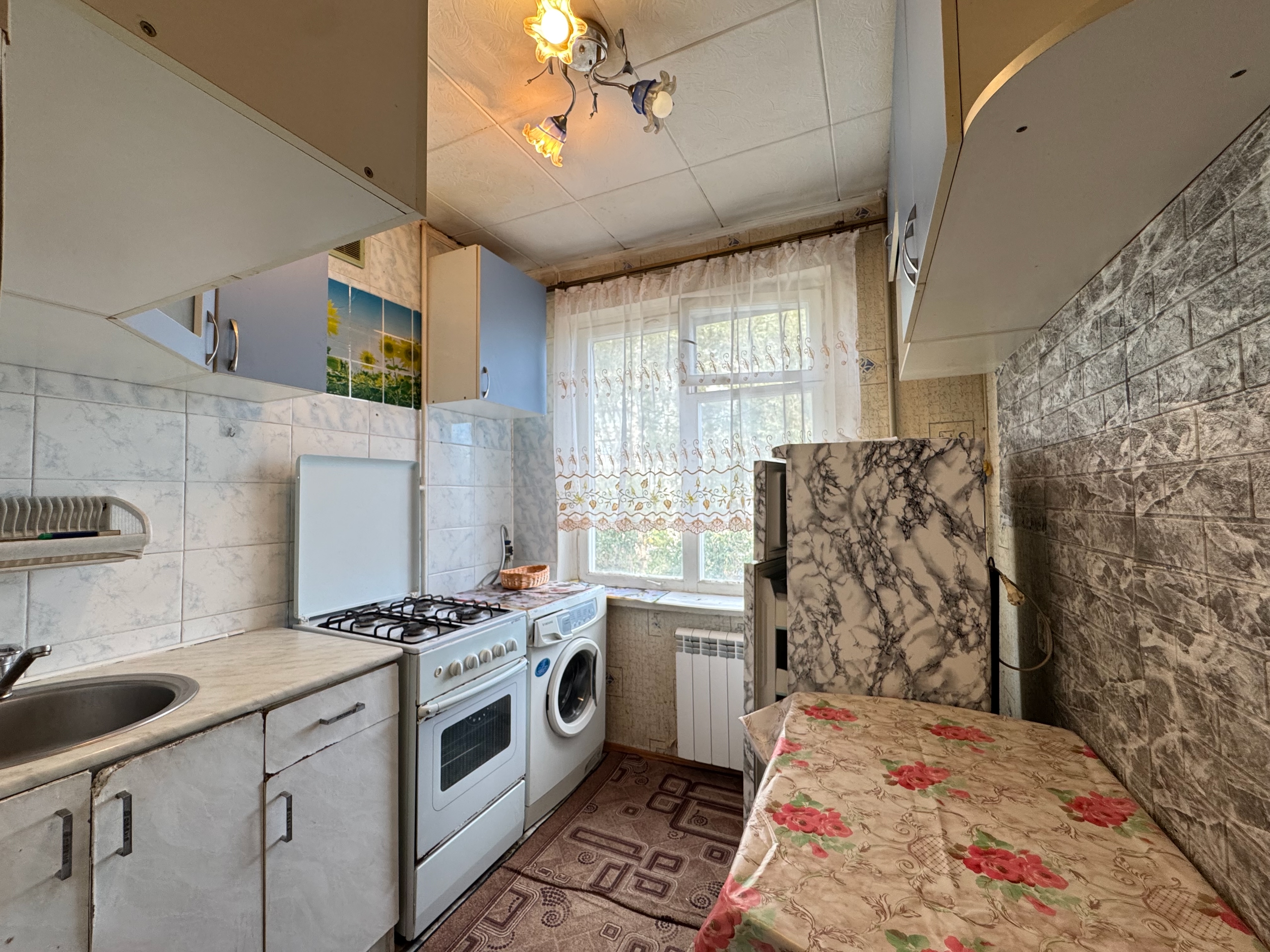 Продам 2х-ком. квартиру 4/5 не угловая, кооперативный дом. ул. 30-летия Победы (р-н кинотеатра Мир, вторая линия от дороги, напротив две остановки в обе стороны, зеленая зона). Общая площадь: 43.3 м2, кухня: 5,5 м2. Окна пластиковые в зале и спальне. Разводка сантехники на кухне и ванной комнате пластик, разв...