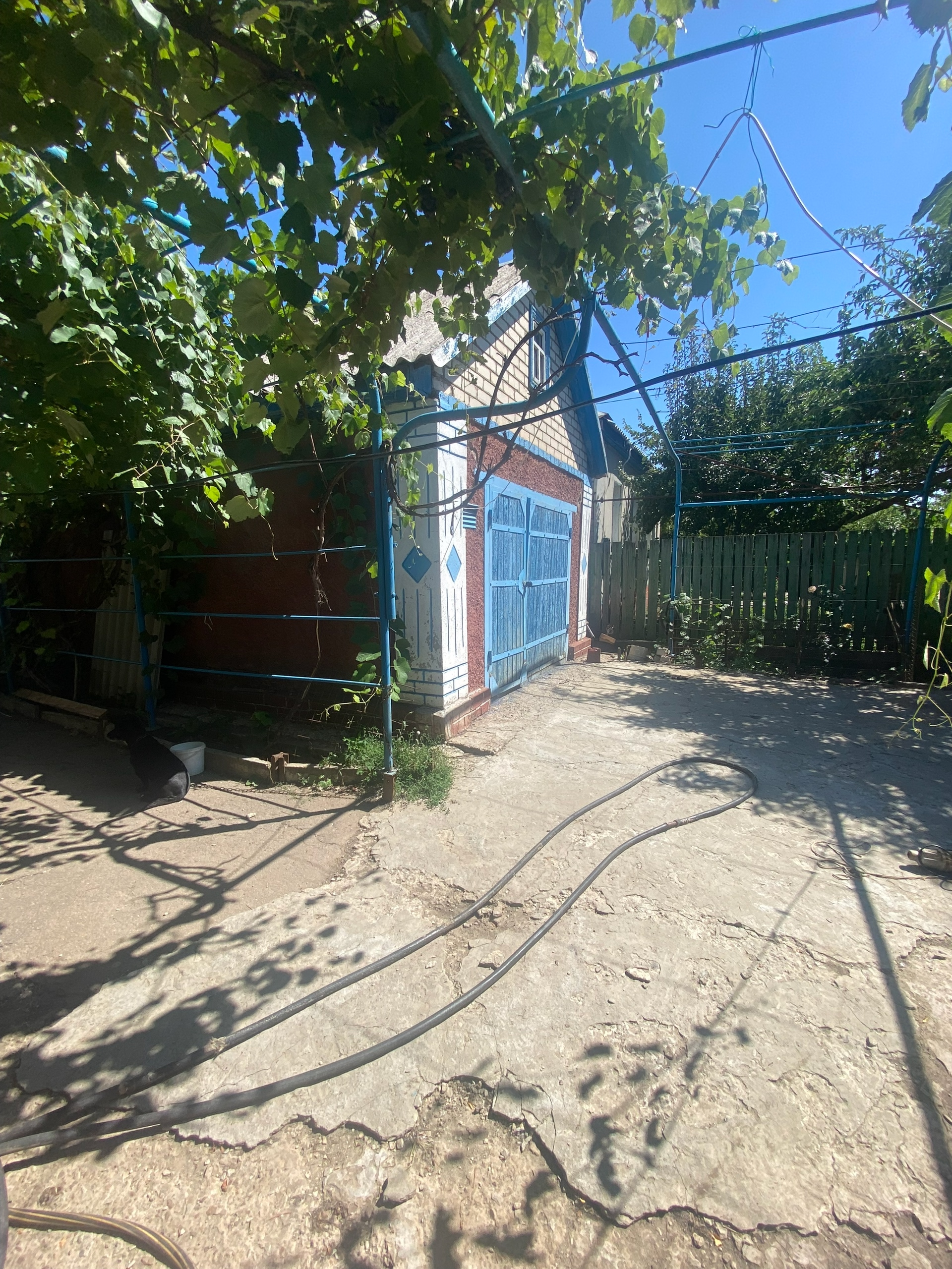 Продается отличный дом для комфортного проживания в г.Краснодон ,ул.Дачная(недалеко от магазина «Маричка»),общая площадь 102 м2 Светлый,теплый,жилые 4 комнаты,большая кухня,ванная с с/у в доме,газ,газовое отопление,вода в доме. На территории двора две хозяйственные постройки,летняя кухня,гараж со смотровой ям...