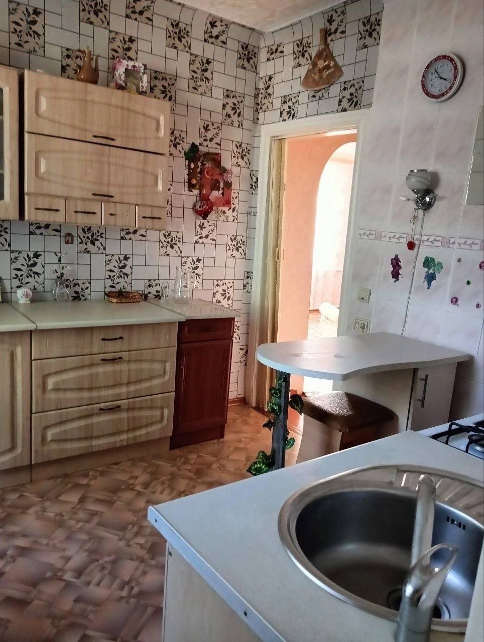 Продам дом в г. Красный Луч, р-н «Звезда» 3 комнаты, кухня, санузел. 70 кв.м. Пластиковые окна, душевая кабина, бойлер. Газифицирован, накопительный бак, насос, колодец. Жилое, хорошее состояние. Чистый и уютный. Двор 6 соток. Асфальтированный подъезд, рядом первая остановка «Звезды» и магазины. Цена: 2,4 млн...