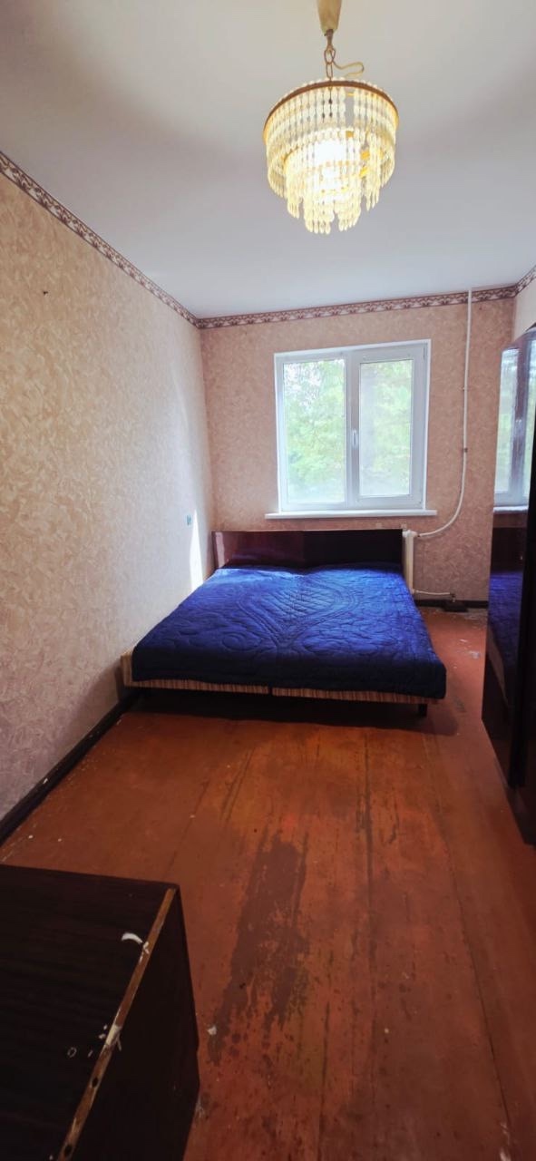Продам Капитальный гараж р- н квартала Мирный 6,3*4,3 по осям, высота от пола до потолка - 3 м. Ворота - ширина 2,5м, высота 2,2м, толщина металлических листов 4 мм. Подвал под всем гаражем высота 2,2 м. Глубина подвала от 0 до пола 3 м. Подвал выполнен из блоков ФБС -4, блоки уложены на сваи (вместе перевяза...