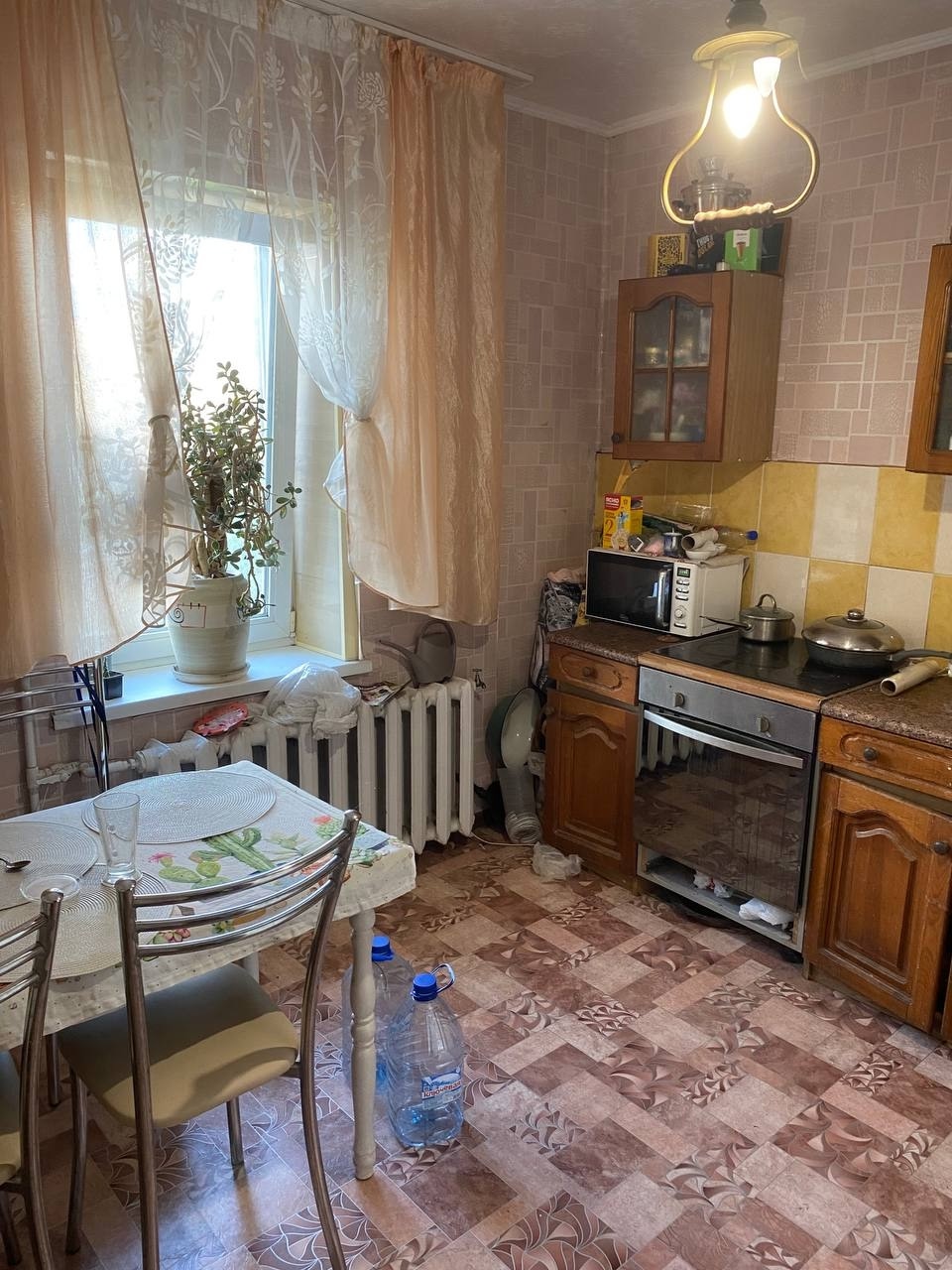 Продам 1 ком.квартиру 42 кв.м на кв.Заречный возле ресторана Ашот.4/12эт,вся мебель и техника остается. для продажи.Теплый пол в сан.узле.Рядом школа,дет.сад,супермаркеты остановка. Цена 4,1млн.руб .Тел.79591002241,79819597275 ...