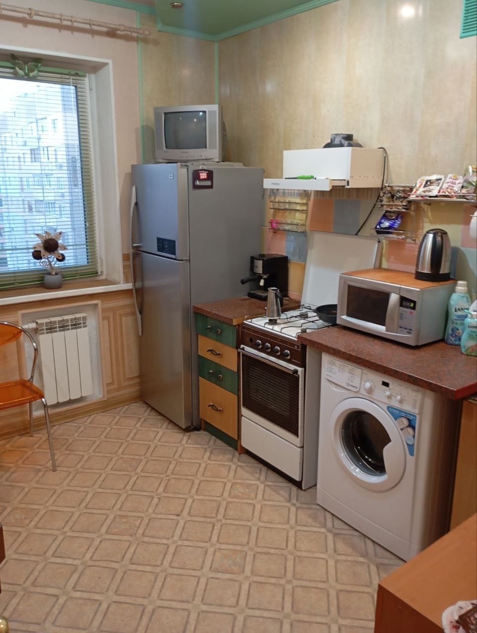 Продам 3х-ком.квартиру от собственника.!!! 8/9 эт. 73.1м.кв.в Луганске квартал Степной напротив гимназии 60.Квартира очень теплая,лифт работает всегда.Мебель,техника остаётся по договоренности.В шаговой доступности ледовый дворец,рынок Мирный,ТЦ,развязка кольцо Мирного..Все вопросы по телефону.АН не беспокоит...