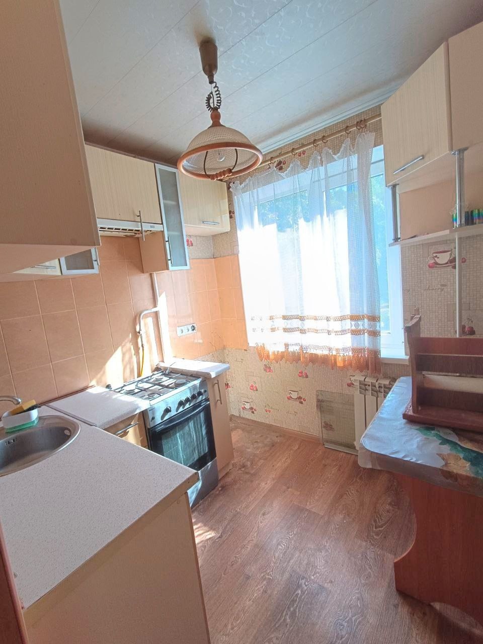 Продам 2-ком квартиру в Луганске на кв. Комарова (р-н Империя) 3/5 эт, 47м2 общ. площ. Квартира теплая, не угловая. М/П окна, балкон застеклён, обшит пластиком. Все коммуникации поменялись, новые радиаторы отопления. С/У совмещён, бойлер. Хорошая входная дверь. Удобное местоположение. Цена 4,5 млн руб +7959-2...
