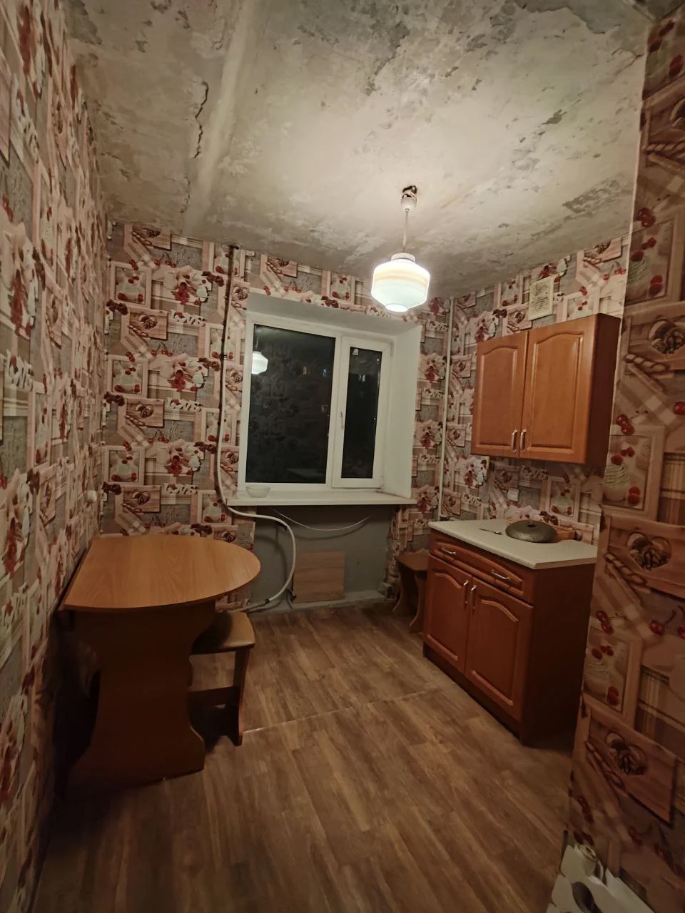 СРОЧНАЯ ПРОДАЖА!!! 2-х комнатная квартира кв. Гагарина Цена: 3 500 000 руб. Город: Луганск Район: Жовтневый кв. Гагарина, дом 10 2/5 эт. кирпичного дома, общ. пл. 40,3 кв.м, кухня 6 кв.м, окна м/п, санузел совмещён. Квартира под ремонт. Хорошее месторасположение. . Агент: Елена: +7(959)191-78-25...